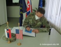 Návšteva amerického pridelenca obrany v taktickom krídle Sliač